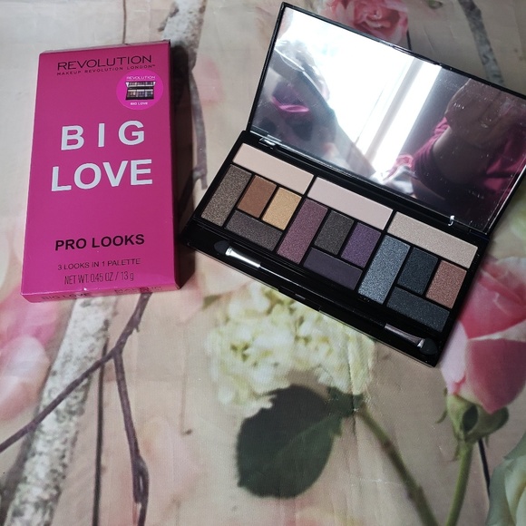 Revolution Other - New Revolution Eyeshadow Palette